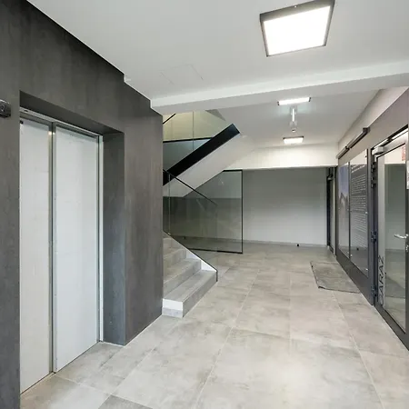 Stylish One Bedroom In With Free Parking And Balcony By Renters Appartamento *