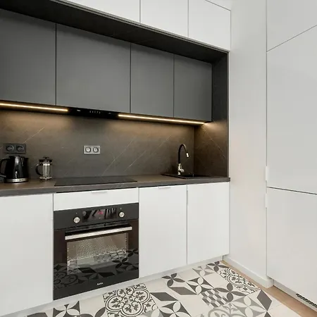Stylish One Bedroom In With Free Parking And Balcony By Renters Appartamento *